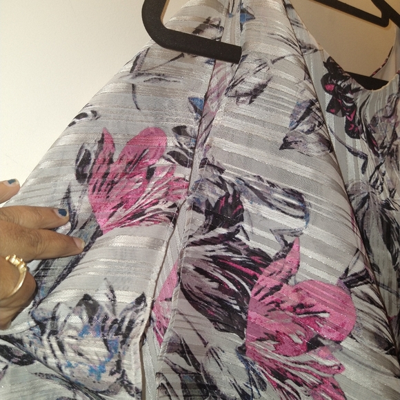 Jennifer Lopez cold shoulder kaftan top - Picture 5 of 8